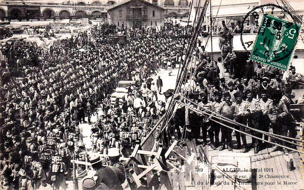 Alger - Embarquement des Chasseurs et Tirailleurs pour le Maroc - 1911.jpg